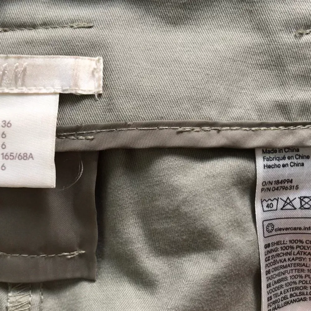 Snygga byxor från H&M. Använda max två gånger så superfint skick (om än lite skrynkliga).. Jeans & Byxor.