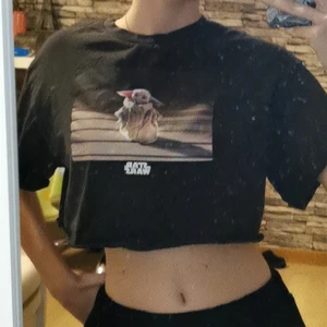 Grå star wars crop top, XS-S - Superbra skick, köpta på h&m, säljer för att den inte används längre. Säljs för 65kr❤️