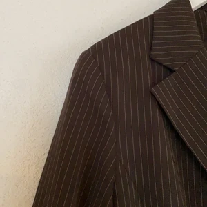 Kavaj  - Små randig kavaj i brunt, så fin❤️ står ej för frakt! Står i kavajen att det är en storlek 40 men skulle mer säga runt 38❤️ 