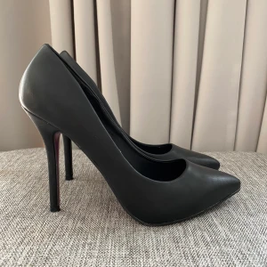 Klackskor - Svarta klackar 🖤🖤🖤  Oanvända, klackhöjd 10.5 cm 
