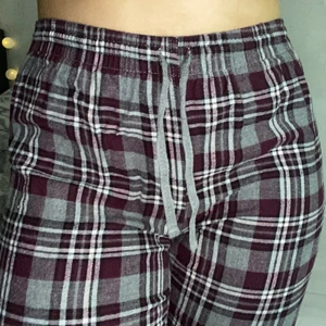 Pyjamasbyxor i flanell  - Söta pyjamasbyxor i flanell som tyvärr är försmå för mig, där av är de oanvända! Jag skiclar även med pyjamaströjan till byxorna 💕🧸