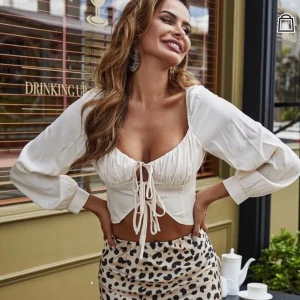 Topp från SHEIN  - Supersöt slutsåld topp från shein som tyvärr var för liten för mig och därav aldrig använd, den är i storlek M men skulle säga den är mer som S. Den är precis som på bilden och den är i bra kvalité. Nypris 129kr❤️ (priset exklusive frakten)