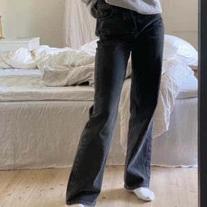 Gråajeans  - Säljer mina gråajeans från topshop pga att jag inte använder de längre. Jättefint skick och bra passform. Modellen är straight leg.