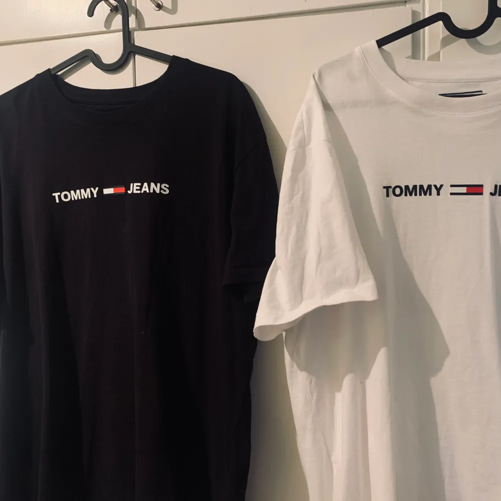 Säljer nu en riktigt snygga knappt använda Tommy Jeans T-shirt. Dom är i storlek XL men normaltvis använder jag M/L ( Gillar när det är LITE oversize ) ny pris för dessa är 699:- Styck.  Skickas över hela Sverige (Du betalar frakt) . T-shirts.