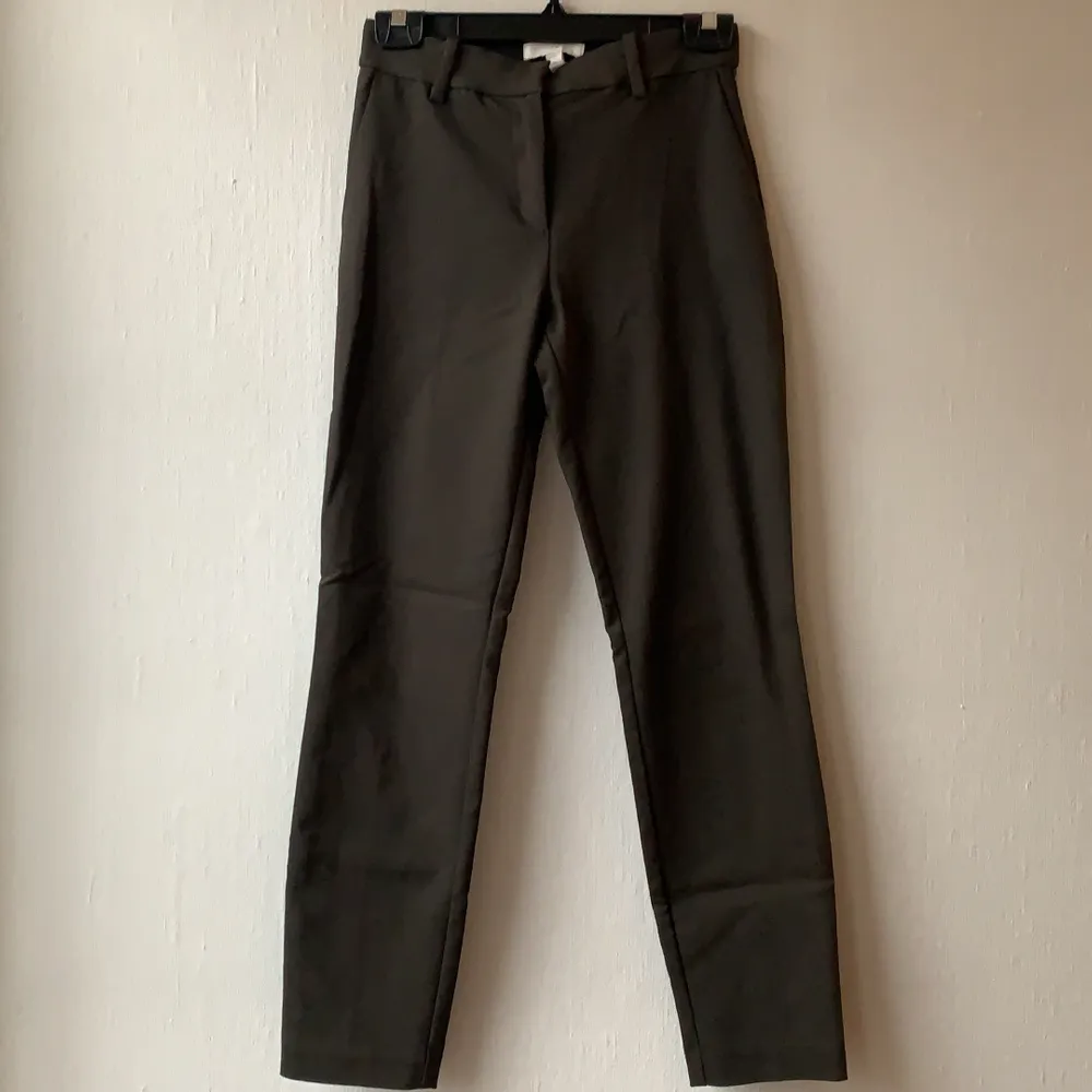 Mörkgröna kostymbyxor från h&m. I bra skick. Ordinarepris 179kr säljes för 50kr+frakt. Storlek 34. Jeans & Byxor.