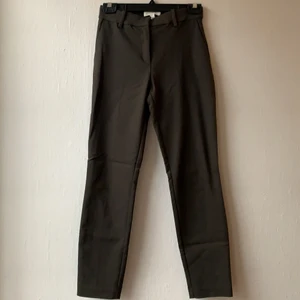 Mörk gröna kostymbyxor  - Mörkgröna kostymbyxor från h&m. I bra skick. Ordinarepris 179kr säljes för 50kr+frakt. Storlek 34