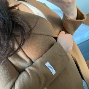 Mango Kappa Beige - En beige/camel färgad kappa köpt från Mango i strl S, skulle allmänt säga att den passar XS-M beroende på passform💞