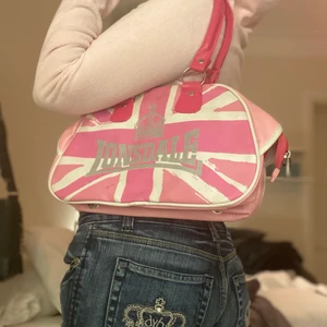 Lonsdale handväska! - Intressekoll på min handväska från Lonsdale!! Köpt vintage så lite småsliten men i generellt bra skick förutom fläck på bild 3! Buda från 70kr i kommentarerna! (Buda minst 10 högre än föregående), budgivning slutar 22 Januari! Frakt ingår ej!
