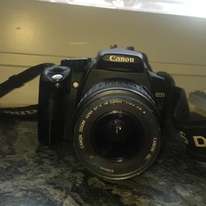 Systemkamera - Kameran är en canon eos 350D. Den är lätt använd och fullt fungerande. Laddare och 2 batterier medföljer. Nypris: 3500
