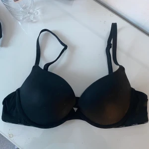 Calvin Klein bh - Vanlig simpel svart push-up Calvin Klein bh i ett jätteskönt material, säljer då den är för liten och har varit under en längre tid, har alltså inte fått mycket användning för den💖(tror att den köptes för 500kr om jag minns rätt), har en likadan i vit om det vore intressant också☺️BÅDE SVART OCH VIT ÄR SÅLD