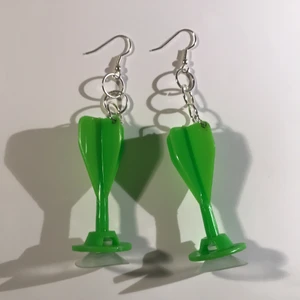 Bågeskytte skott örhängen  - Leksaks bågskytte skott tror jag det är. Gjort dem till örhängen går även att jag gör ett matchande halsband i kedja (svart,guld, silver) eller tråd (svart, brun). Har även fler färger så ni kan välja vilka färger ni vill ha! 15kr för ett par örhängen och beroende på om man vill ha halsband med kedja eller tråd kostar det 15-25kr