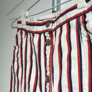 Kjol - Gullig kjol från monki. Sparsamt använd. Köparen står för frakten!