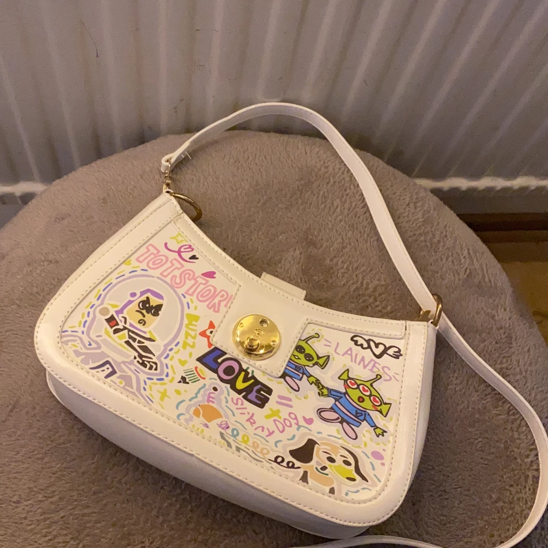 Vit väska med serie figurer 