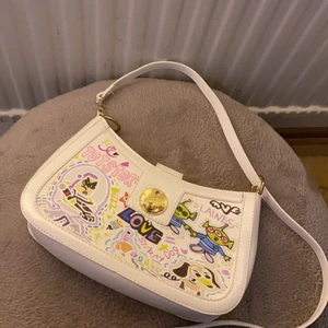 Vit väska med serie figurer  - Helt oanvänd 