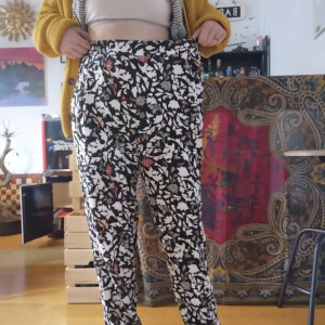Flowy blommiga byxor från Zara  - Mjukis/kostymbyxor från Zara i stl Medium. Fint skick. Resår i midjan. 