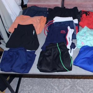 3plagg för priset av 2 Tränings shorts - Träningsshorts från Ralph Lauren, Adidas, Umbro & Pro Tuch osv i fintskick. Storlek: S och XSkr Direkt pris: 10-90kr, Skriv buden till mig privat eller kommentera på bilden!  Kan även mötas upp mellan Varberg & Göteborg Köpare står för frakten (Du bestämmer vilket paket så länge det uppfyller vikt och storleks kraven)