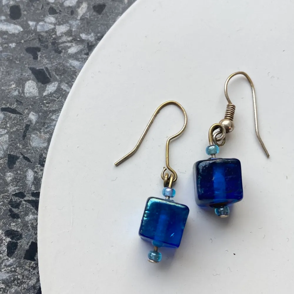 Hangjorda öronhängen köpt på italiensk marknad. Den blå stenen glänser i vissa ljus vilket gör den väldigt vacker. Köpt för 250kr. Desinficeras vid köp 💙. Accessoarer.