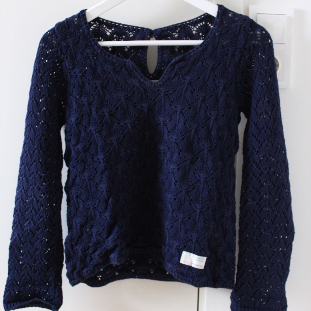 Marinblå stickad tröja från Odd Molly i mycket bra skick. Långa utsvängda ärmar. Nypris: 1 495 kr. Tröjor & Koftor.