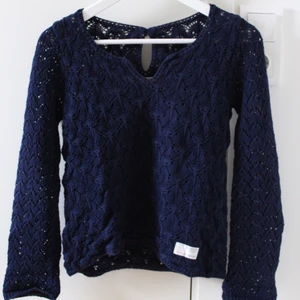 Stickad tröja Odd Molly - Marinblå stickad tröja från Odd Molly i mycket bra skick. Långa utsvängda ärmar. Nypris: 1 495 kr