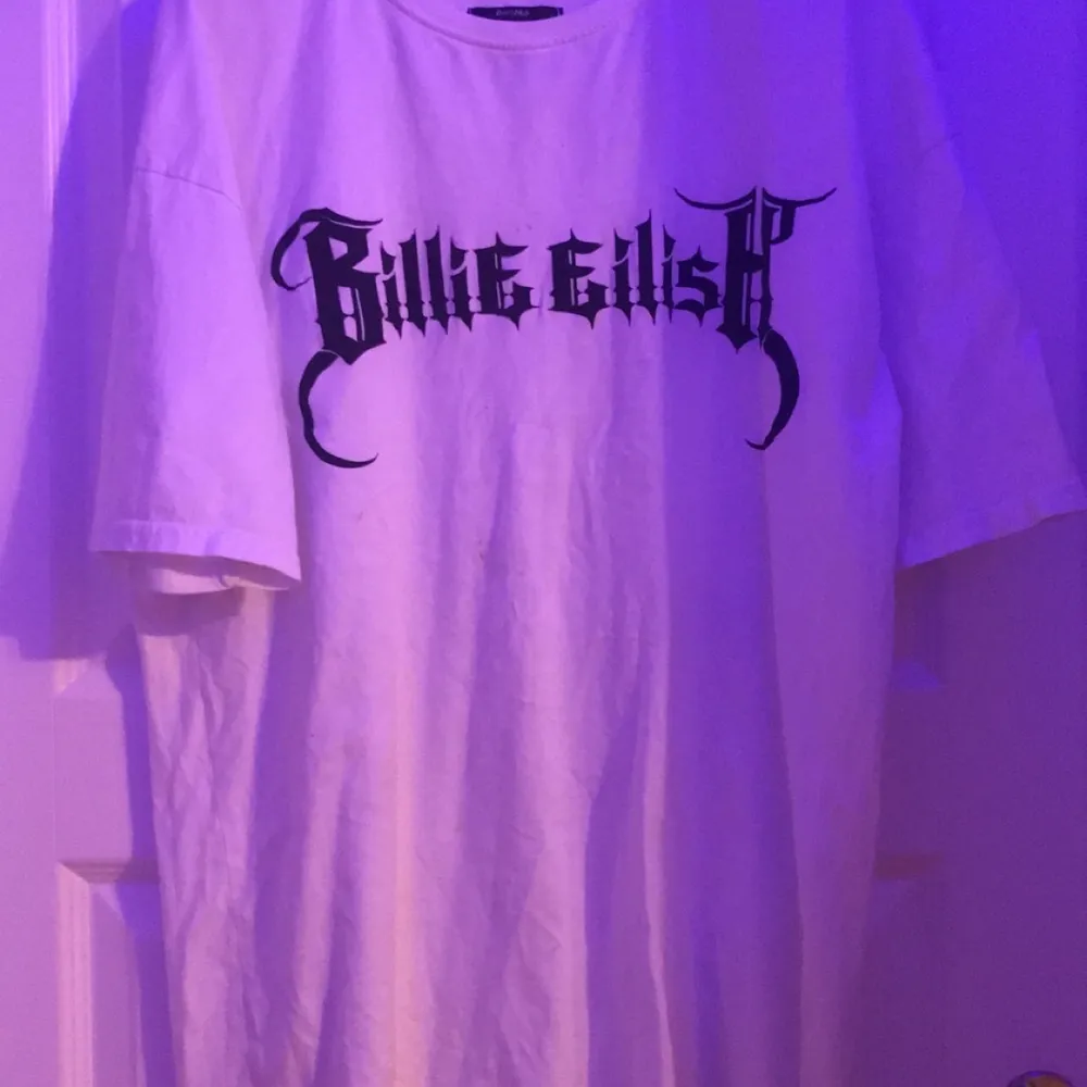 Billie eilish tröja med reflex tryck 💕. T-shirts.