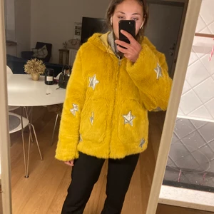 Faux fur jacket - Pälsjacka från zara med stjärnor och blixtar. Kommer från barnavdelningen på zara men passar på mig som är xs/s