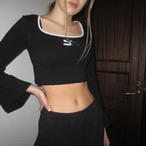 Puma tröja  - Cool puma tröja med vida armar, detta är storlek S men passar också M🍇 köparen står för frakt och är det många intresserade blir det budgivning🐝🐝