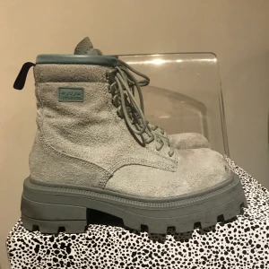 Eytys Michigan ljusblå - Köpta maj 2020 på eytysaffären Norrlandsgatan/Stockholm. Sparsamt använda med några små fläckar som går att få bort samt sulan är bara göra rent,enkla fläckar liksom. Har inte tid att göra det själv,är uppe i flytt. Nypris 2900:- kartong och dustbag finns