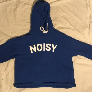 Blå hoodie - Trycket kanske passar dig? Passar perfekt för tjejer som vill visa vad som händer om man muckar med dem. #girlpower