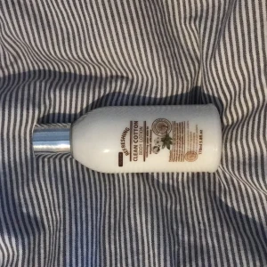 Body Lotion - En body lotion jag fick i födelsedagspresent. Öppnad men inte använd. Doft av ”Clean Cotton”. Köparen står för frakten, betalning via Swish.