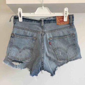  - Levi’s shorts köpta på second hand i London. W27, men skulle säga att dom snarare passar W24-26. Frakt tillkommer 