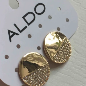  - Jätte söta örhängen från USA! Aldrig använda pga att dem inte riktigt är min stil💓 Frakten är gratis :)