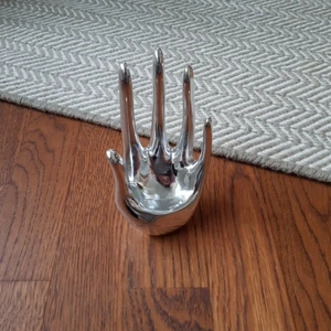  - Ringhållare, lite sliten men fortfarande snygg! (Man kan spraya den annars tänkte jag). Ganska tungt så kansle bättre om vi träffas i täby eller vid TC