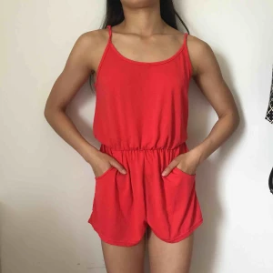  - En röd tunn jumpsuit, bekväm och fin att ha på en sommardag. 120 inklusive frakt.
