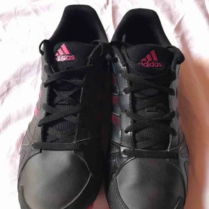  - Adidas träningsskor  Frakt ingår Knappt använda