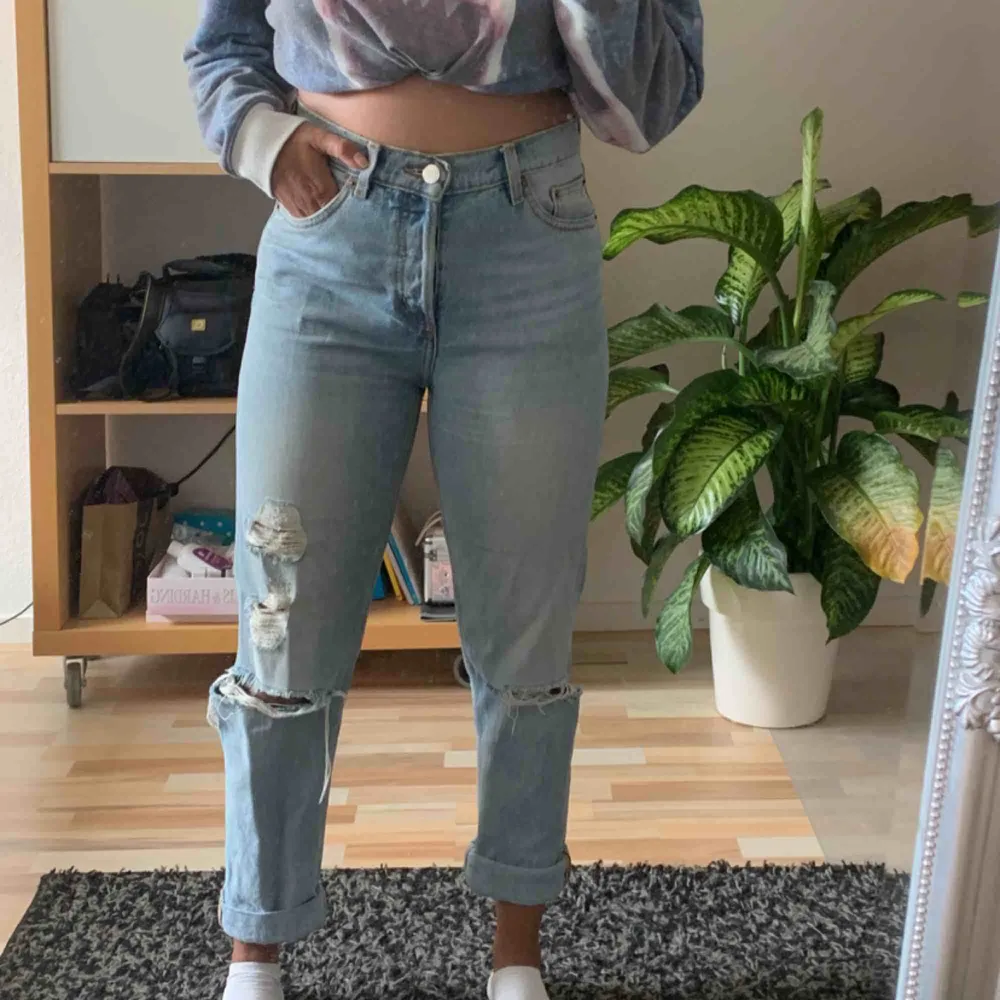 Snygga boyfriend jeans från Monki. Använda ett fåtal gånger pågrund av för små. Frakten ingår i priset! Hör av dig om du undrar något :). Jeans & Byxor.