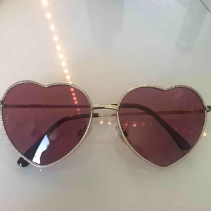  - 🍉 Söta hjärtformade solglasögon med guldig kant (frakt tillkommer) 🍉