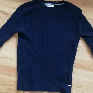 Fin mörkblå tröja från Hampton Republic, knappt använd    
