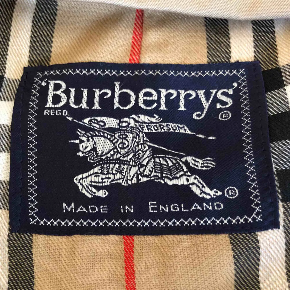 Säljer denna sällsynta Vintage Burberry Kappan. . Jackor.