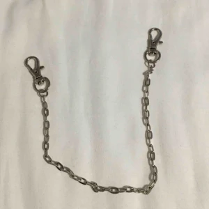  - Mindre kedja som är snygg att ha på väskan eller på jeansen. Frakt ingår :)