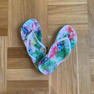  - 👙Flipflops inför sommaren!👙H&M. 25kr. Storlek: 37. Bekväma att gå runt i en dag! Finns att hämta i Lund eller Malmö, annars ingår frakt💖