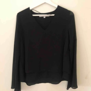  - V-ringad blus med vid ärm