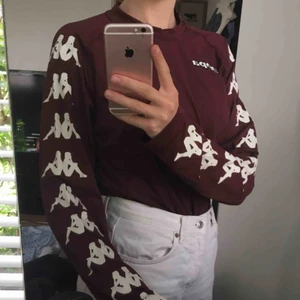  - Vinröd tröja från Kappa!! köpt secondhand men i bra skick<3 Frakt tillkommer!!