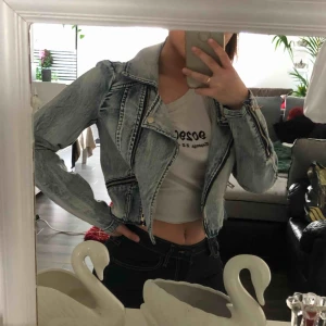 Jeansjacka  - Väldigt snygg jeansjacka i strl 34/36🤗 
