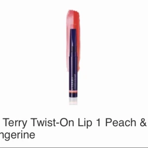  - Ett ursnyggt ombre-läppstift i färgen ”preach and tangerine”. Har swatchat den en gång men det var fel färg till min hudton dessvärre... köpte den för 365kr på LYKO. Två läppstift i EN! 