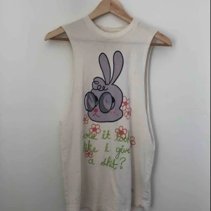  - Vitt muscle tee/linne från dropdead med tryck och texten ”does it look like i give a shit?”. Sparsamt använd i bra kvalite. <3 Jag kan mötas upp på roslagsbanan eller i stockholm, annars står du för frakt.