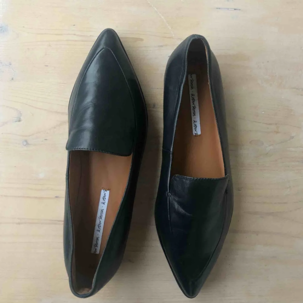 Svarta skor i loafersmodell från &other stories Nypris ca 1000 kr. Helt nya, enbart testade. Säljes pga fel storlek. De är i äkta skinn och har inga skador. Kan mötas upp i Göteborg. Frakten kan vi dela på, ett paket kostar 140 kr. Tar Swish.  STORLEK: 39. Skor.