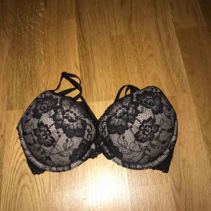  - superpushup bombshell bh från H&M 