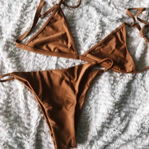  - Kaffebrun bikini som tyvärr var för stor för mig. Har samma bikin i andra färger och älskar hur de sitter på! Ingen fyllning i toppen.