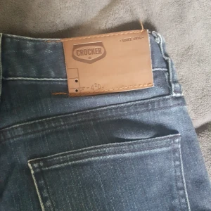  - Jeans från JCs egna märke med slitningar på knäna. Mörkblå stl XS Vid köp av flera kläder så kan man få billigare paketpris Köparen står för frakten