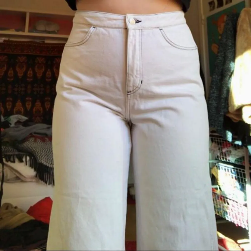 Säljer dessa vita oanvända jeans med svarta sömmar från weekday! Skulle säga att de snarare är storlek 40! ❤. Jeans & Byxor.